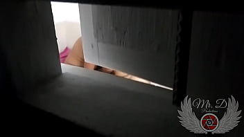 Худышка с коротенькой стрижкой загоняет ладошку в вагину на балконе