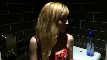 Сногсшибательная брюнетка приняла душ перед порно