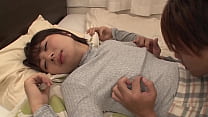 Азиатская баба с пышными дойками демонстрирует большие соски