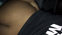 Молодка с надписью на попке ебется раком с мускулистым парнем на кровати